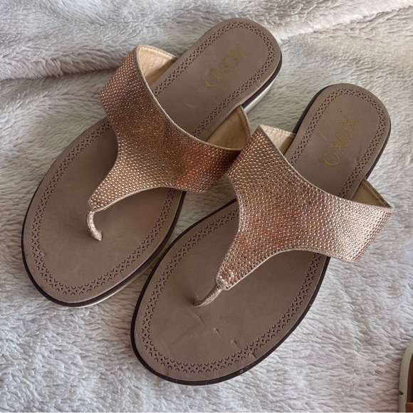 Xoxo Dorcie lightweight thong strap sandals - Picture 1 of 8